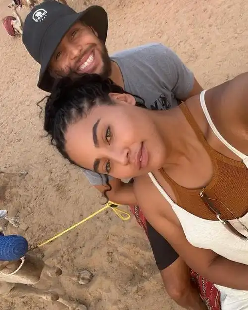 库里妻子阿耶莎今天更新社媒,晒出二人的甜蜜瞬间.