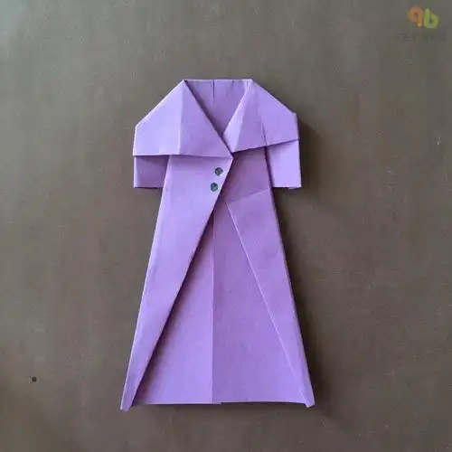 最后,将三角形两边朝外的尖角向内翻折,让衣服边缘看上去更柔和,再用