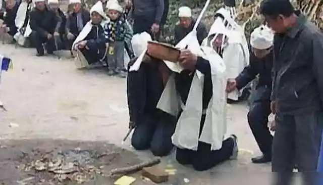 农村习俗出殡长子要摔盆,要是没有儿子,是女儿摔还是侄儿摔?