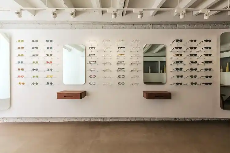 轻复古眼镜店设计起伏墙面让空间大放异彩