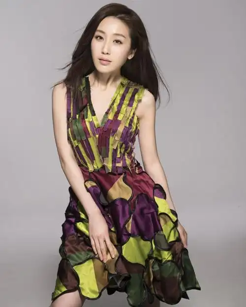 近日,演员周毅曝光了一组写真大片,在这组照片中,周毅身穿一袭撞色