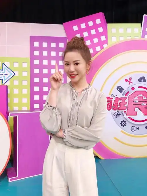 东方卫视主持人王优嘉@优嘉辣蓬蓬绿色是疗愈夏日浪漫治愈的色彩,明快