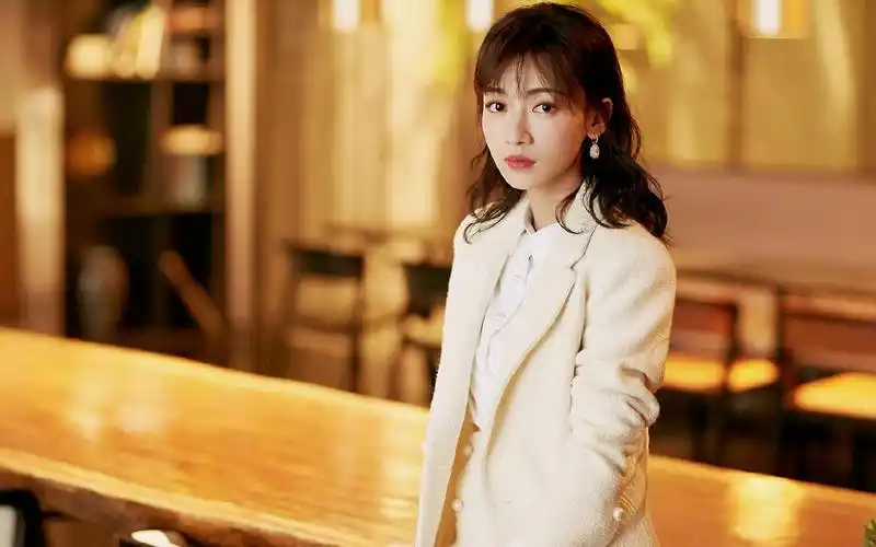 电脑壁纸 明星 大陆明星 御姐风范吴谨言时尚霸气魅力写真