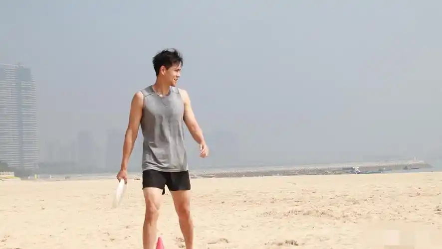 阳光,沙滩,练飞盘的肌肉帅哥彭于晏,你选哪个?