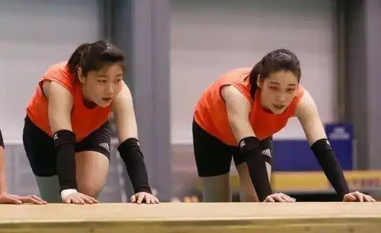 相对于林莉,王梦洁是年轻3岁的选手,自由人干得是"脏活累活",默默无闻