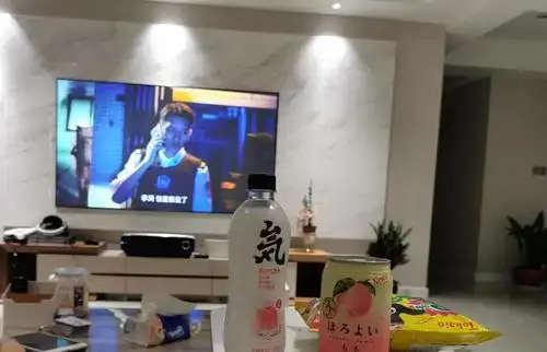 晚上,我喜欢开灯看电视嘿嘿