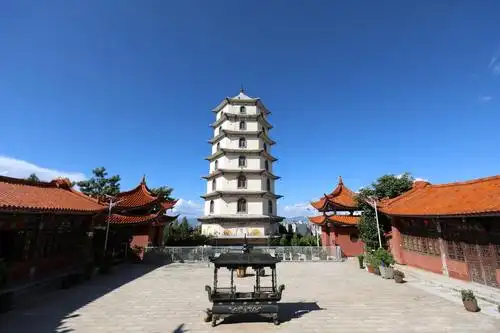 蓝天下的大理佛塔寺风光1920x1200分辨率查看