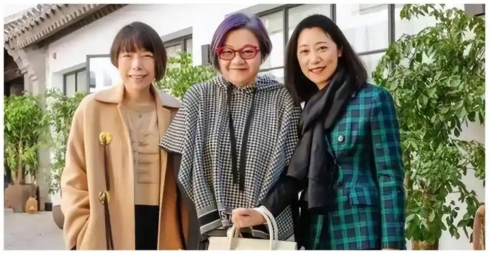 现年62岁的洪晃和现任丈夫在一起多年,依然恩爱满满,会陪她参加各种