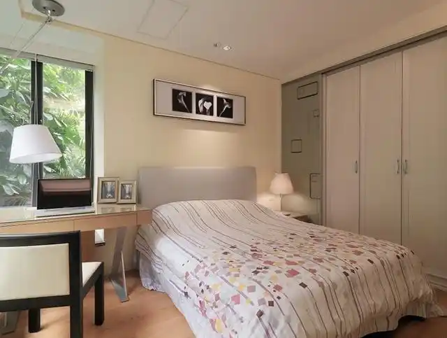 米色墙面使空间干净,明亮,木色橱柜和客厅电视柜色调一致,使空间淳朴