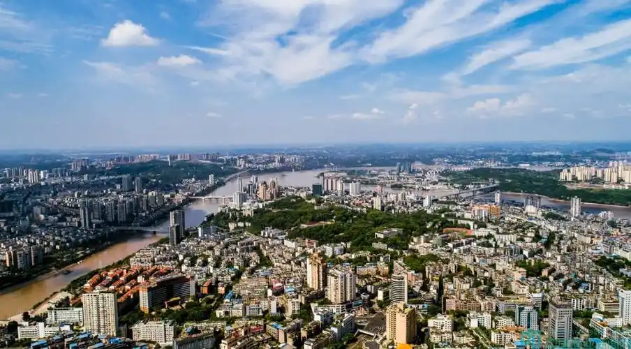 守住绿水青山酿美酒泸州建设现代化中国酒城