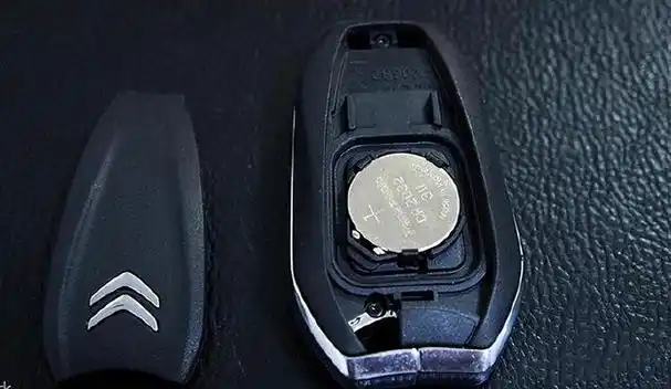 这类高科技钥匙不仅限于解锁和锁定车辆,还能实现远程启动引擎,操控