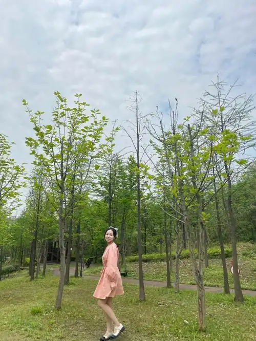 然后你就可以得到赞爆朋友圈的照片了#公园拍照  #拍照姿势