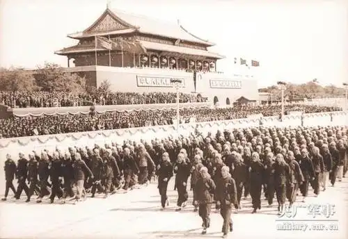 1951年国庆阅兵:军事院校,探照灯部队等首次参阅