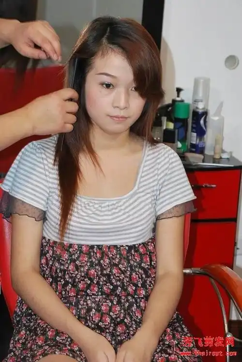 美女自己刮胡子(14)