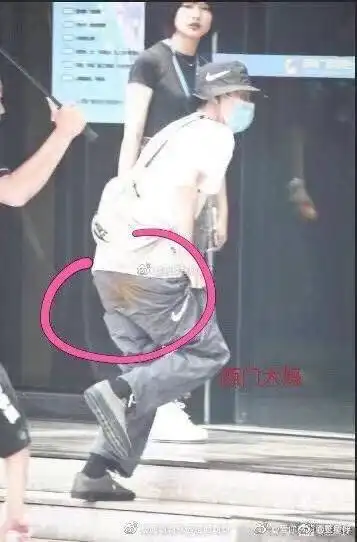 肖战粉丝不干了,直接反咬三个字是王一博,并且p图,把"王一博窜稀"冲上