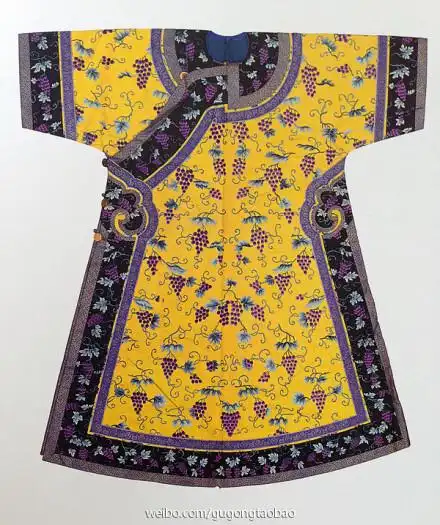 清光绪·明黄色绸绣葡萄夹氅衣 | 晚清皇后,皇太后春秋两季穿用的便服