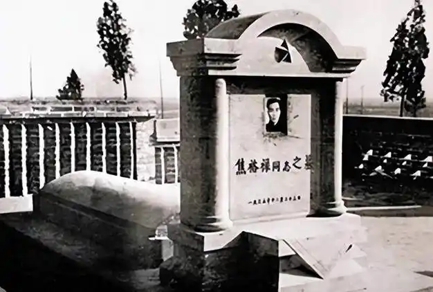 焦裕禄去世两年后迁坟兰考,十万百姓车站哭迎,下葬时妻撞向棺木