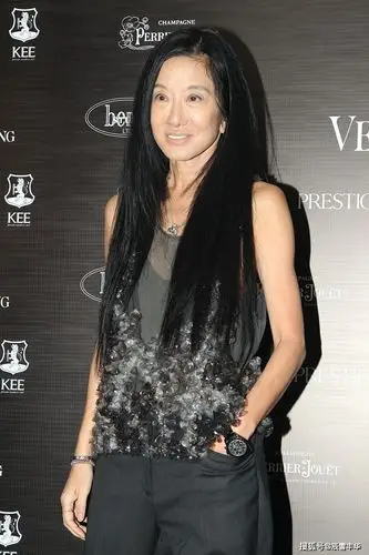 婚纱女王"王薇薇"人老却很时尚,20岁身材穿一身黑,不输年轻人