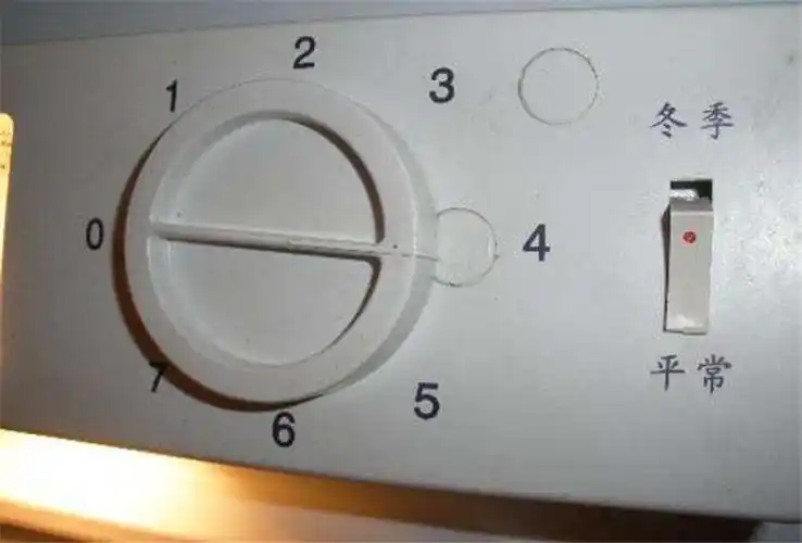 夏季为23档,冬季调节到56档2电脑控温冰箱直接调节温度一般冷藏室调为