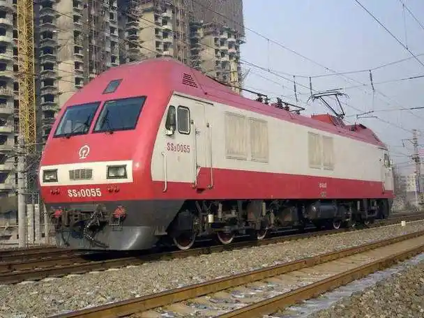 在干线上主要是车体的限制比较多,大部分的红皮车和一些蓝皮车限速都