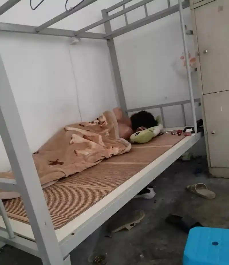 工厂打工,夜里打工者躺在地上休息,这就是最真实的打工生活