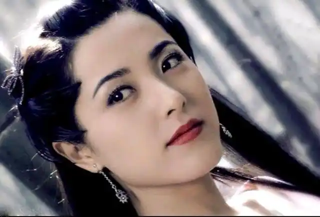 中戏校花曾黎,50岁又美出新高度,冷艳贵气感十足!