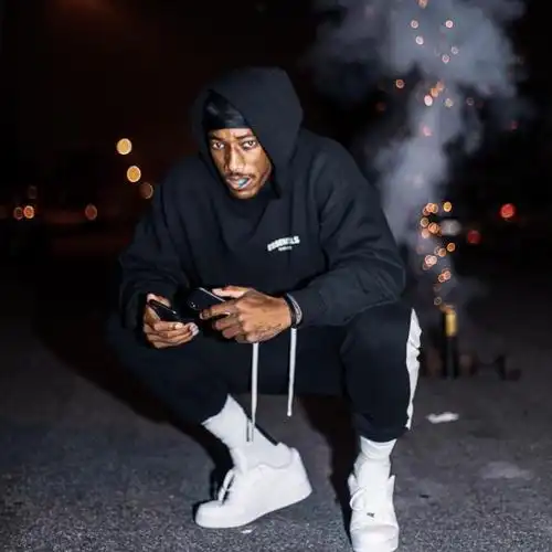 黑夜里的酷帅男孩!德罗赞更新ins发布自己的照片