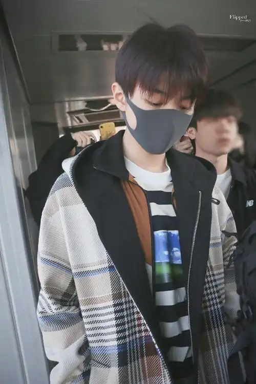 王俊凯超话四年前今日,20岁第一次飞行的顺毛乖乖真的好喜欢.