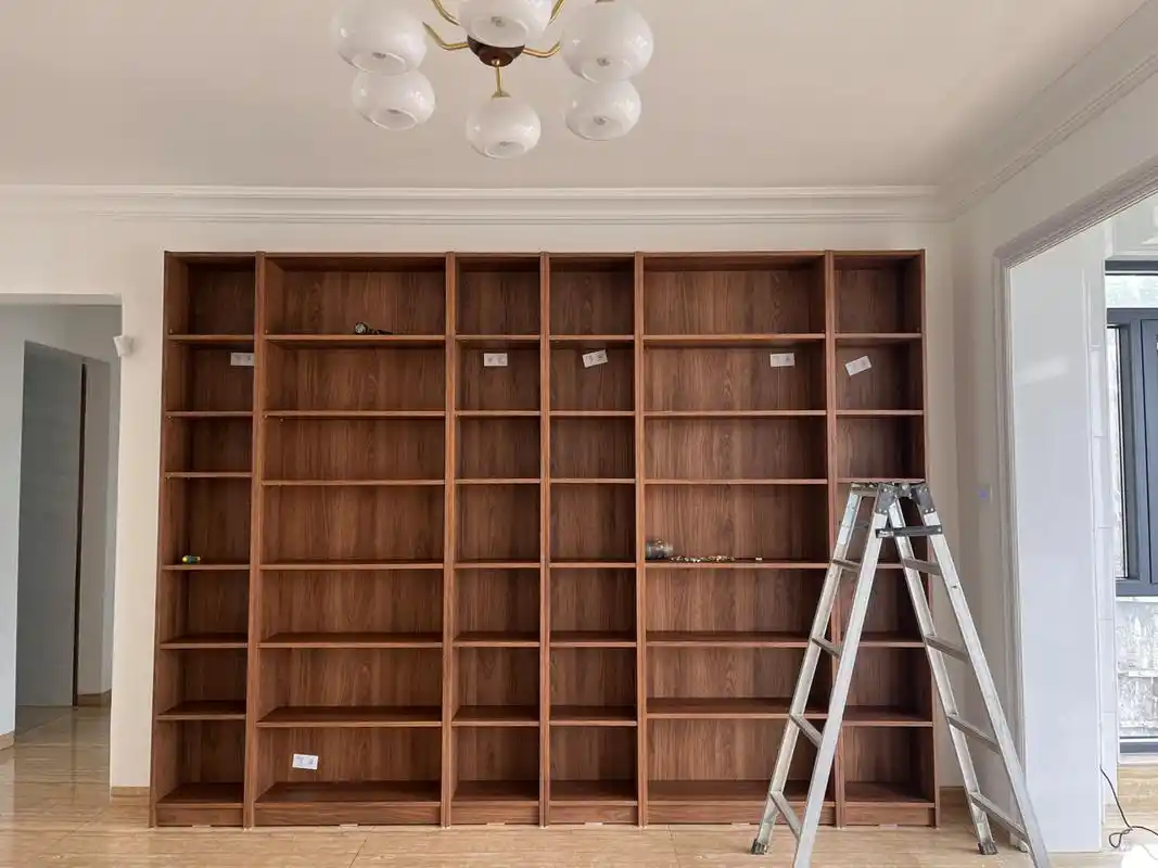 宜家满墙书柜 今天师傅来安装了书柜,非常喜欢.