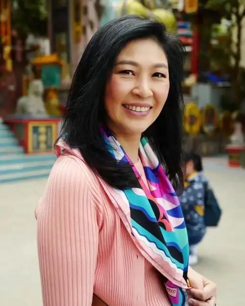 54岁泰国前总理英拉探望他信体型发福显臃肿侄孙女紧抓香奈儿不放