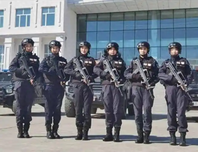 致敬了不起的她冰城女特警们很酷很飒