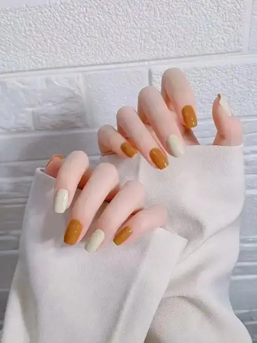 简约高级跳色美甲#美出高级感 #美甲 #仙女必备 #短指甲也 - 抖音