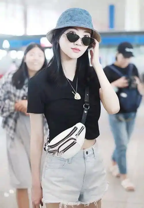 原创景甜又瘦了穿黑色露脐装到机场背个斜挎包又潮又美