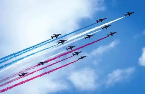 不断变化着队形从天安门广场上空呼啸而过那拖着长长尾巴的飞机而其中