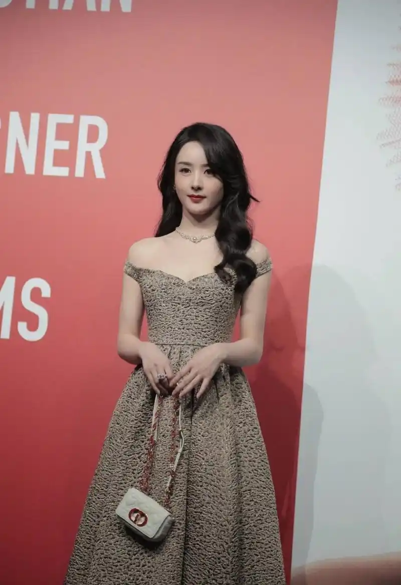 dior亲闺女赵丽颖站台瘦太狠礼服肩带直往下掉生图肌肉抢镜