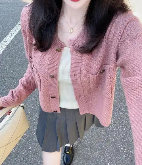 优雅小香风复古金扣针织开衫女短款外套秋冬季粉色毛衣外套-阿里巴巴