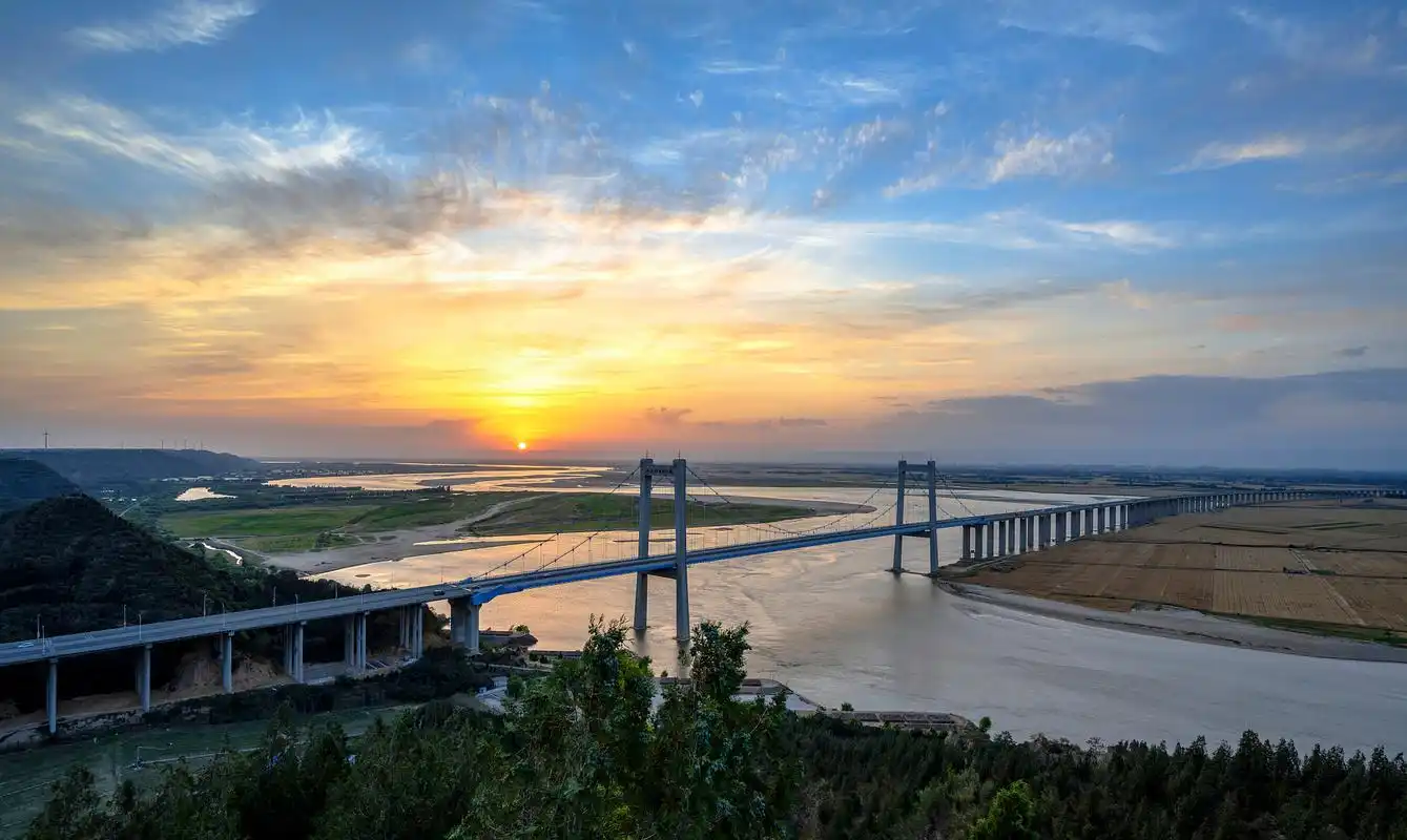 郑州的黄河风景名胜区有壮丽的黄河大桥,有雄伟的黄河大坝,更有那一片