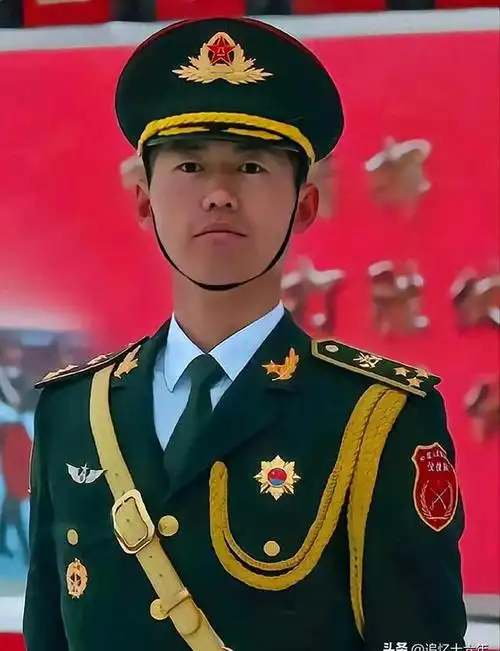 升旗手张自轩服役满12年后退役,如今穿上民兵21式军装继续前行