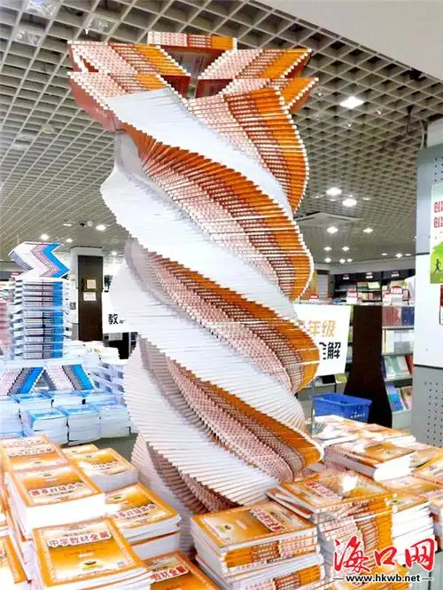 摆放新范儿海口一书店图书创意造型吸引眼球