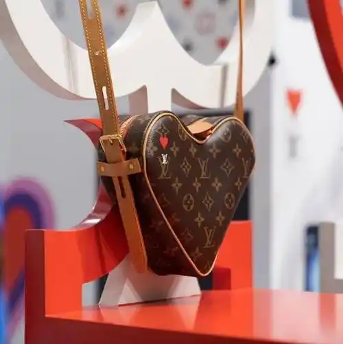 lv 2021早春系列将纸牌和骰子元素放在包包上_扑克牌_红心_黑桃