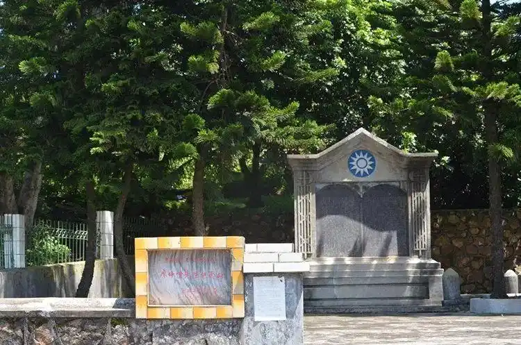 廖仲恺纪念碑(衣冠冢)位于仲恺高新区陈江街道幸福村陶前村民小组.