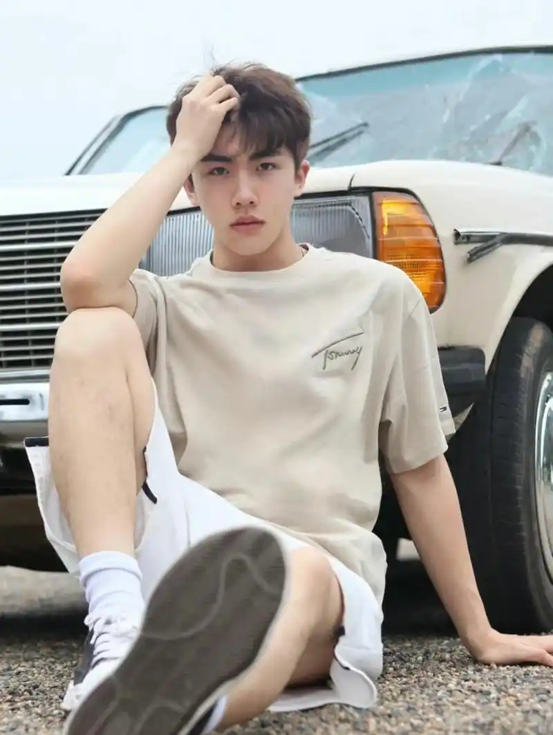 阳光明媚,青春洋溢#帅哥# #时尚穿搭