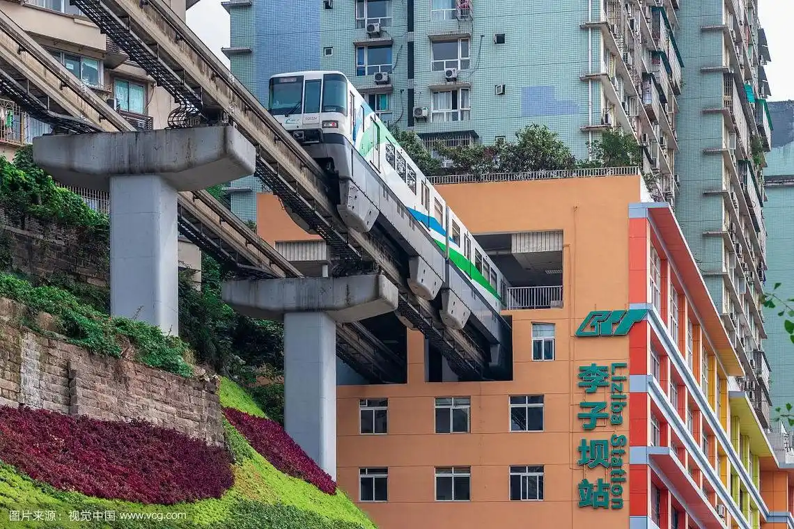 重庆市李子坝轻轨站轻轨穿楼旅游景观