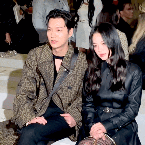 宋慧乔李敏镐坐在一起看秀