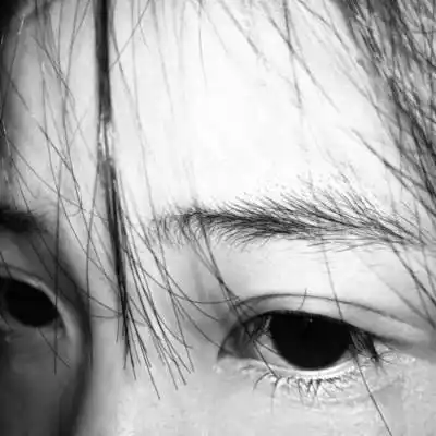 女头眼睛丧 高冷伤感只露半边眼睛的部位头像女 - 女生头像 - 潮人