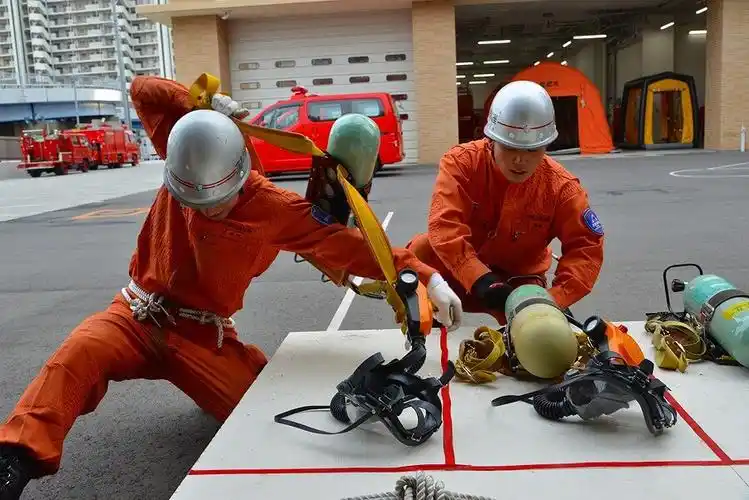 【日本的消防(二)】消防署的一天:穿墙入室,飞檐走壁