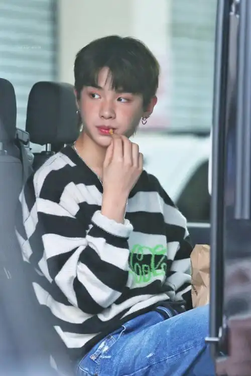 乐华七子同台黄明昊受伤妆范丞丞一头原谅绿你被撩到了吗