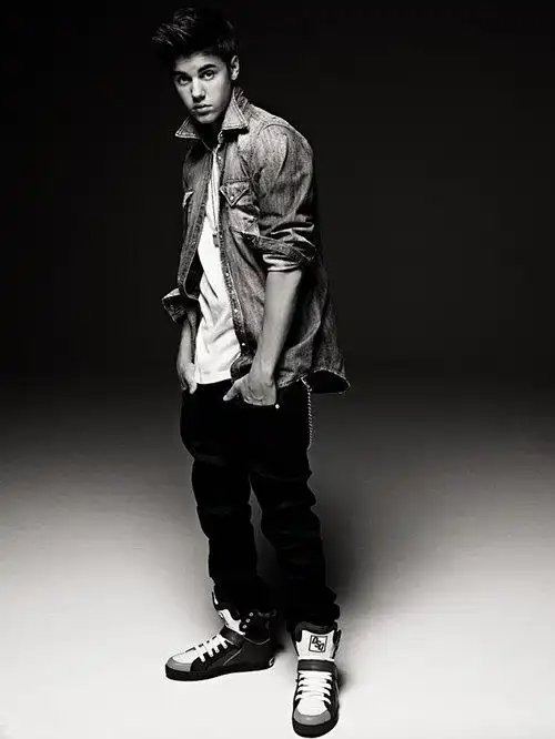 贾斯汀比伯最新黑白写真曝光再现萌系正太范