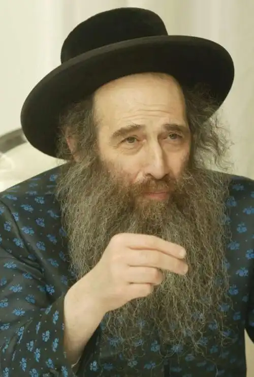 注意观察人种特征 特别是鼻子 极端正统派或是利未支派的犹太人 事情