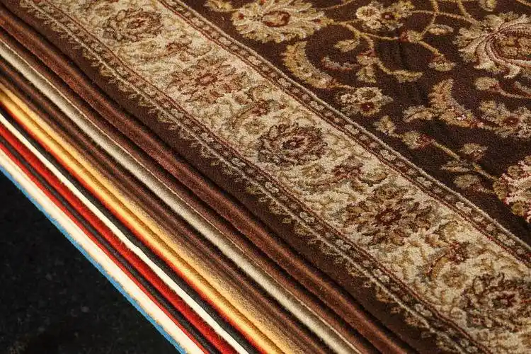 地板上滚成彩色的地毯